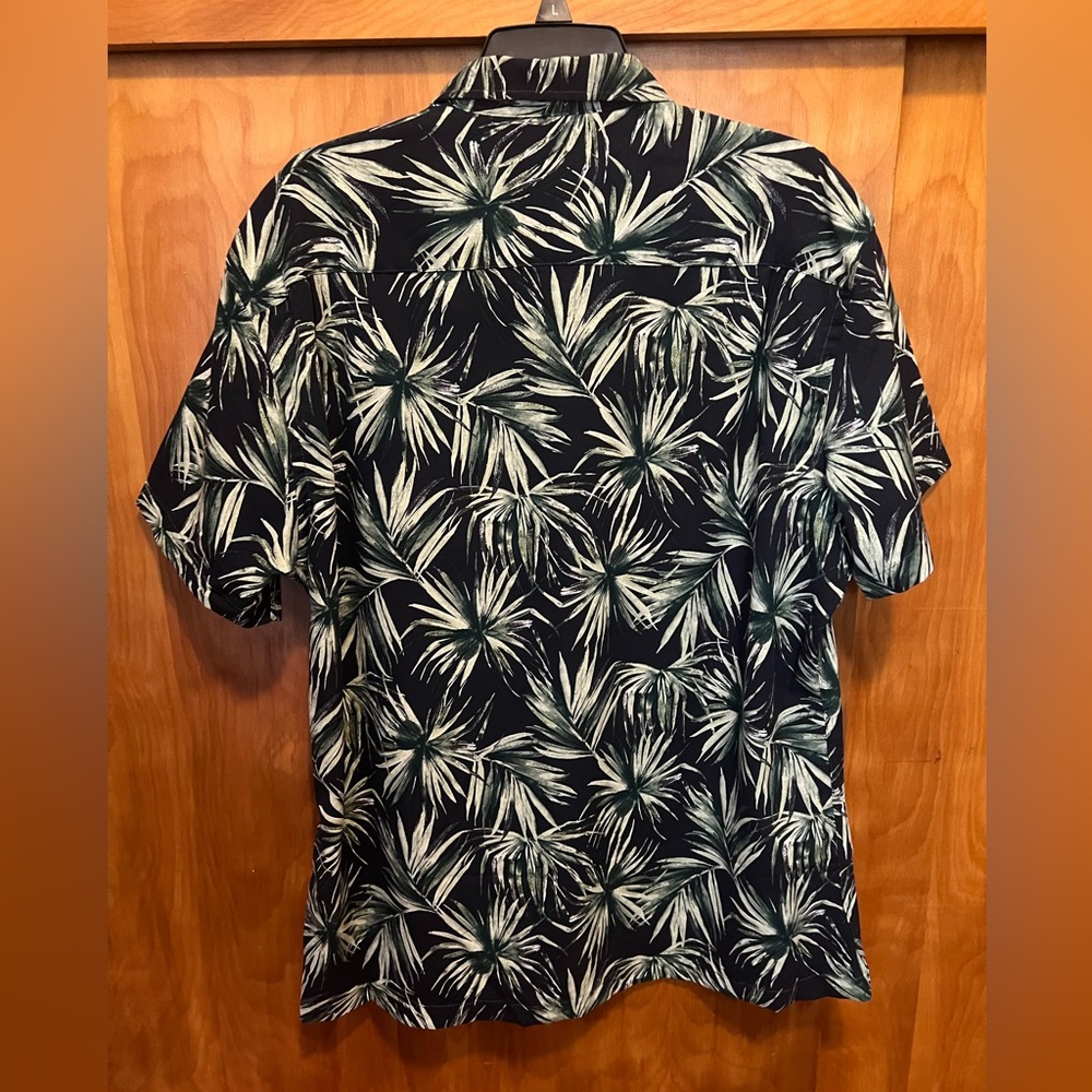 Van Heusen tropical button down shirt size: Large new with tags